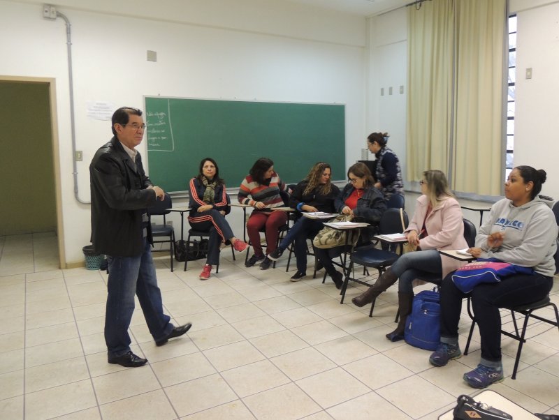 Professor Valnes Camargo, responsável pela Educação Fiscal na 8ª CRE. (Foto: Adriana Aires)