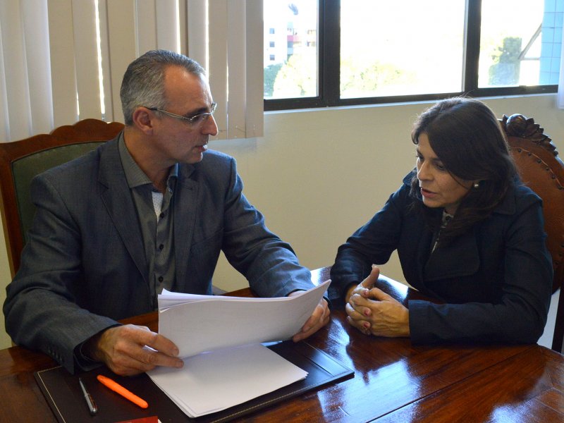 Secretária Lúcia Madruga relatou ao prefeito Jorge Pozzobom as decisões tomadas na reunião (Foto: João Alves)