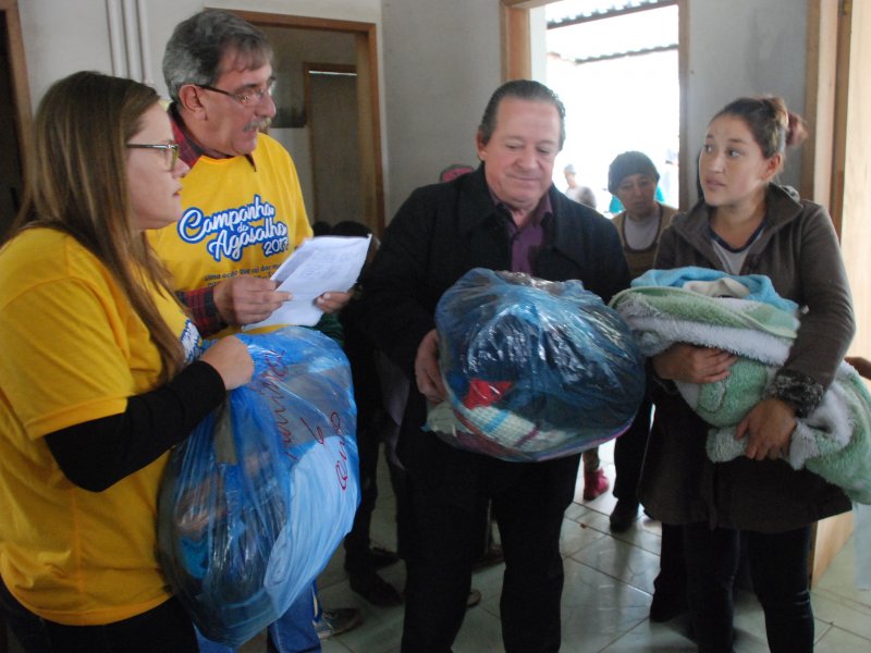 Foram entregues 4,5 mil peças de roupas e 125 pares de calçados aos moradores da comunidade. (Foto: João Vilnei)