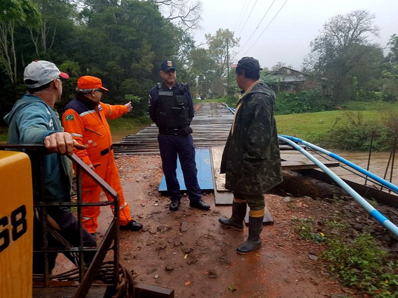 Equipe da Defesa Civil monitora regiões mais atingidas pela chuva (Foto: Defesa Civil/Divulgação)
