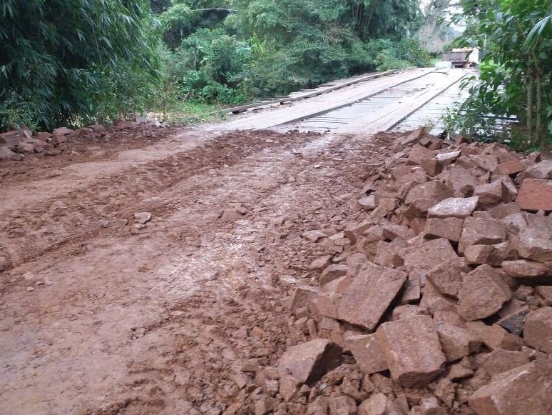 Nesta quinta-feira, Executivo já realizou a colocação de cargas de pedra em ponte do interior que foi danificada pela chuva (Foto: João Alves)