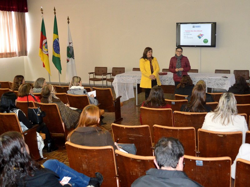 Coordenadoras foram recebidas, nesta sexta-feira, pela secretária de Educação, Lúcia Madruga (Foto: João Alves)