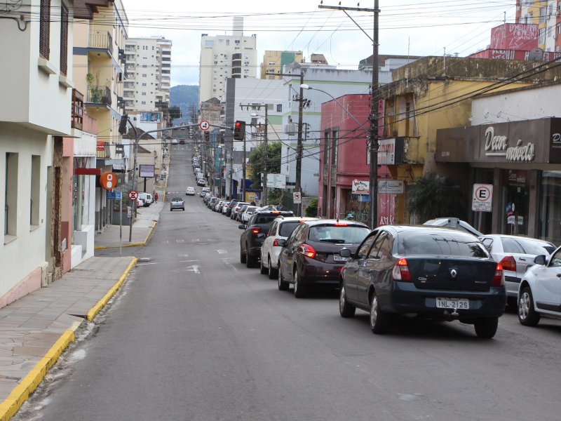 Prefeitura também exigiu estudos em ruas centrais para implantação de estacionamentos rotativo (Foto: Deise Fachin)