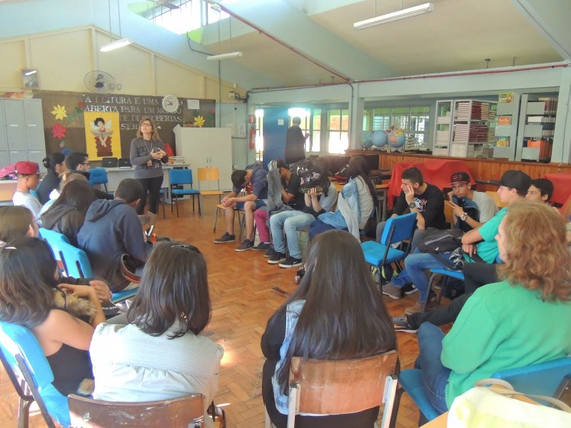 A coordenadora adjunta, Adriana Aires apresentou os programas para os alunos. (Foto: Rozania Rosa)