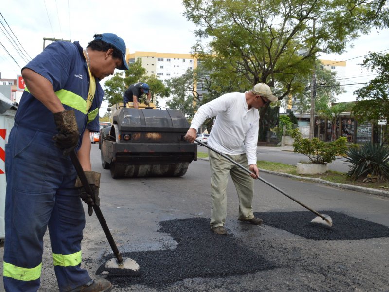 Na Avenida Presidente Vargas, equipes trabalharam, nesta quarta, na colocação de uma nova camada de asfalto (Foto: João Alves)