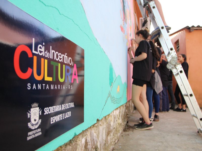 Oito estudantes, orientados pelo cartunista e ilustrador Jô, participam da atividade (Foto: Deise Fachin) Oito estudantes, orientados pelo cartunista e ilustrador Jô, participam da atividade (Foto: Deise Fachin)