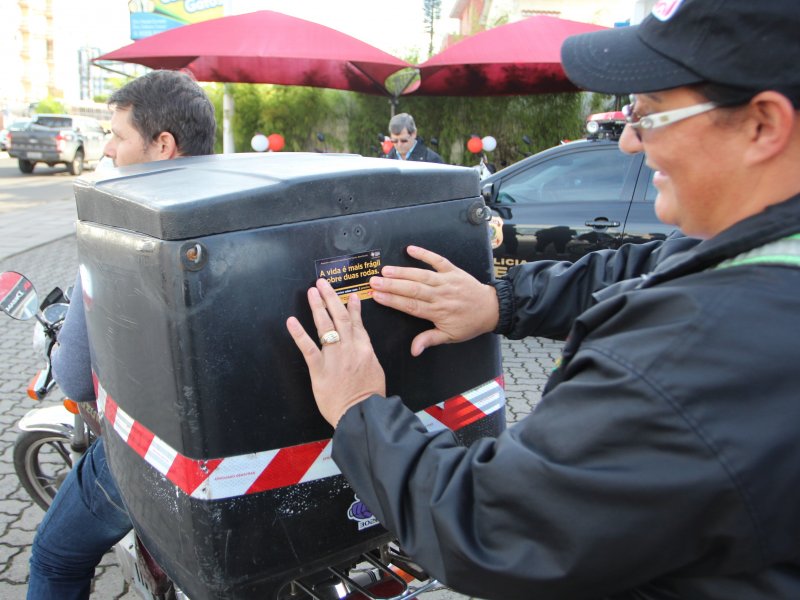 Motociclistas receberam orientação e material informativo sobre a campanha (Foto: Deise Fachin)