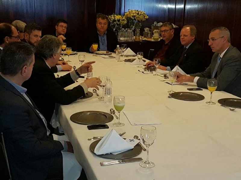 Reunião-almoço contou com a participação de Pozzobom e de outros prefeitos da Região Central (Foto: Divulgação/ Prefeitura)