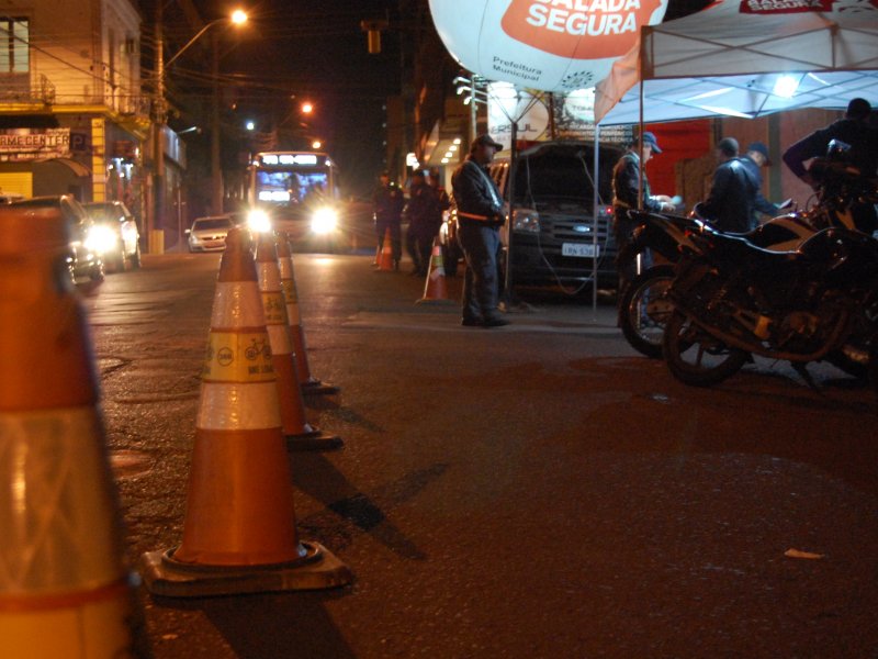 Fiscalização abordou 91 veículos e motos na Rua dos Andradas (Foto: Ana Bittencourt)