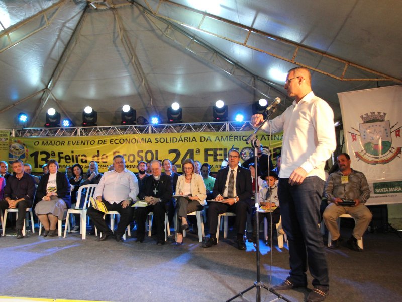 Autoridades políticas, religiosas e representantes de entidades e movimentos sociais participaram da cerimônia (Foto: Deise Fachin)