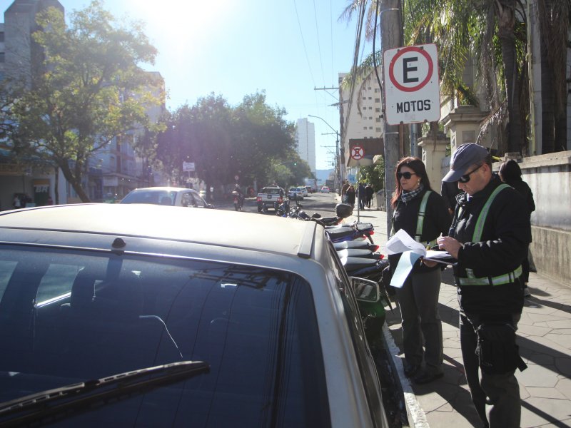 Na ação desta terça-feira, agentes de trânsito emitiram notificação para motoristas que ocupavam vagas irregularmente (Foto: Deise Fachin)
