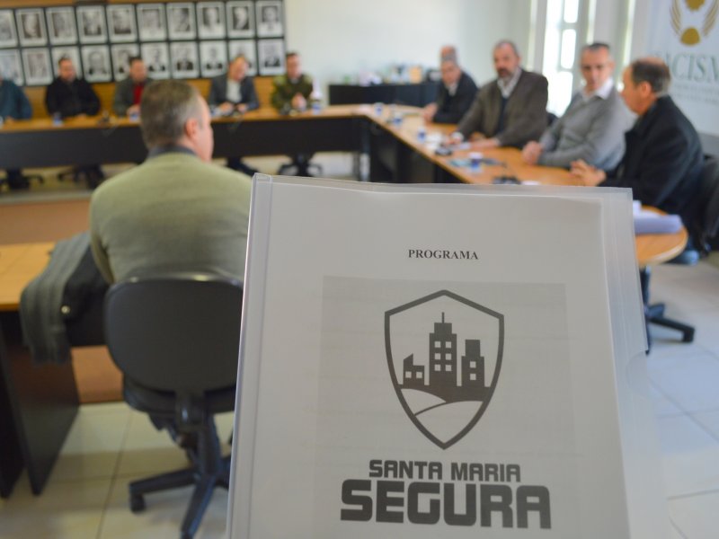 Prefeito Jorge Pozzobom recebeu o documento de representantes do grupo gestor do programa “Santa Maria Segura” (Foto: João Vilnei)