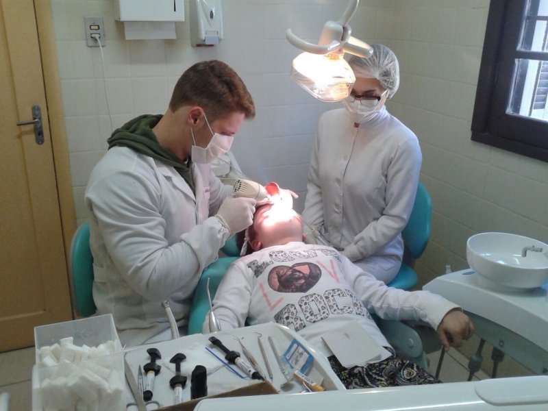 Pacientes que participam do projeto são reagendados até que o tratamento dentário seja completamente concluído (Foto: Divulgação/ Prefeitura)