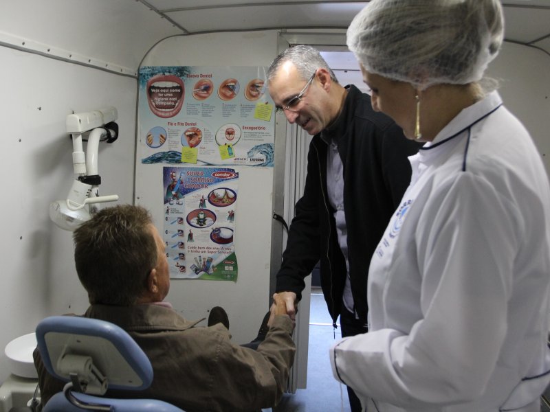 Chefe do Executivo deu as boas-vindas aos pacientes do Centro de Atendimento Odontológico (Fotos: Deise Fachin)