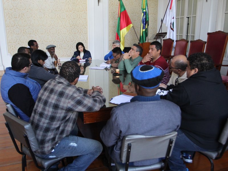 Representantes das escolas de samba foram recebidos pela Prefeitura na sede da SUCV (fotos: Deise Fachin)