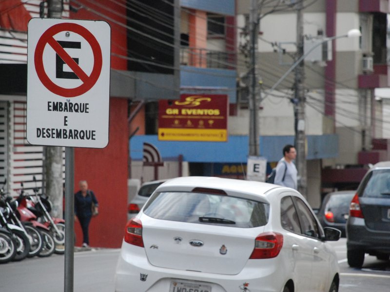 Estacionamento em local proibido continua sendo alvo da fiscalização (Foto: João Vilnei)