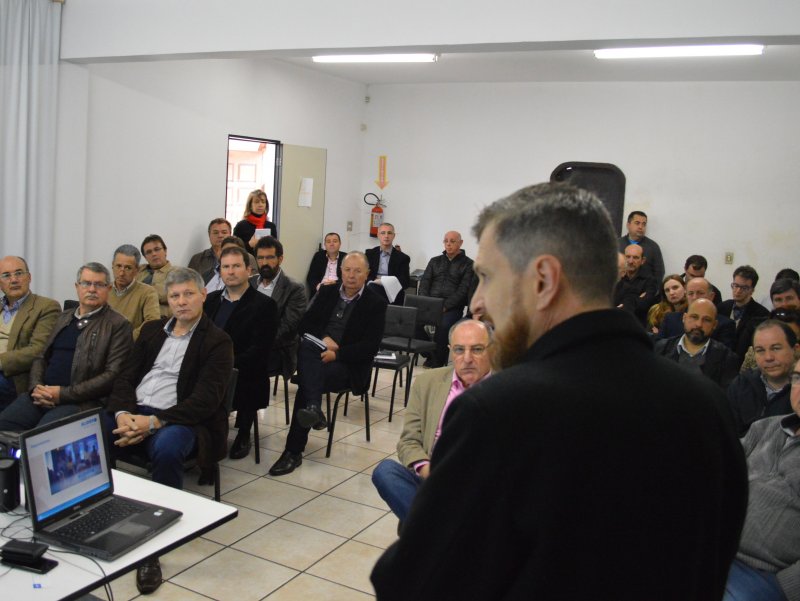  Gerente regional do Sebrae/RS apresentou o programa na sede da AM-Centro (Foto: João Alves)