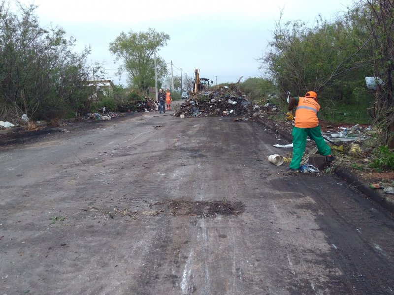 Trabalhou inclui separação e remoção dos focos de lixo encontrados (Foto: Divulgação/ Prefeitura)