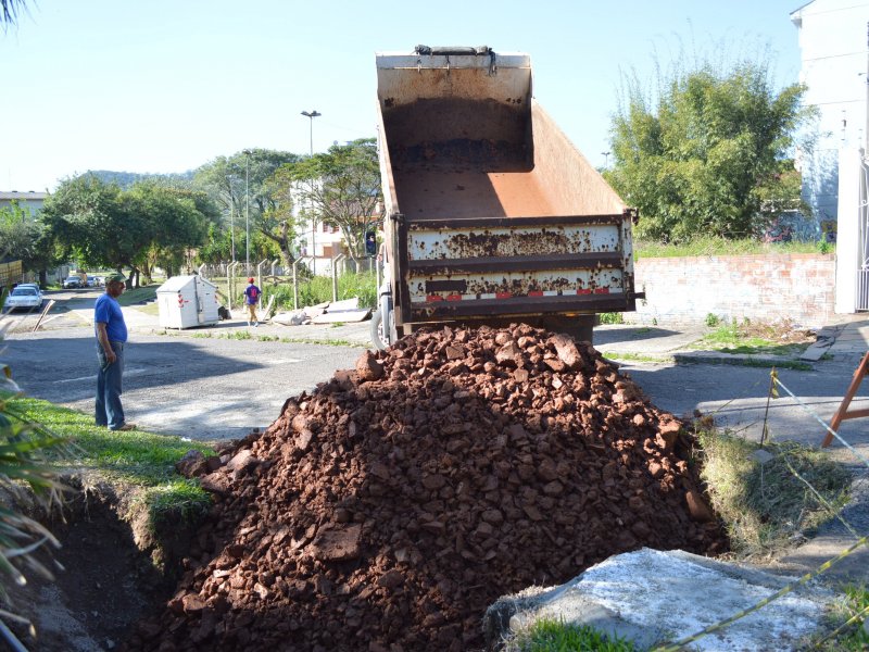 Cerca de oito cargas de pedras serão utilizadas para fechar o buraco (Foto: João Alves)