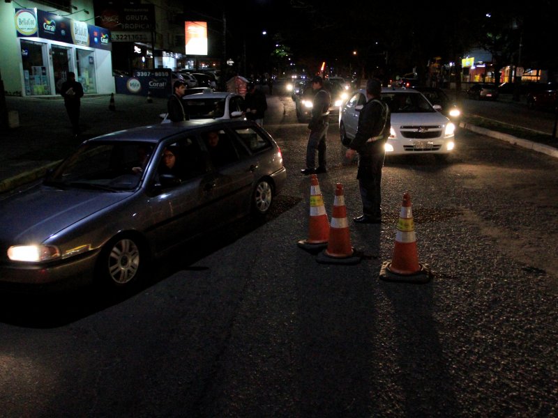 Blitz foi realizada na Avenida Medianeira e abordou 77 motoristas (Foto: Deise Fachin)