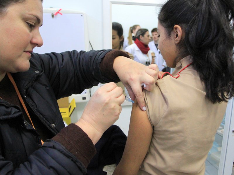 ESF realizou o terceiro ciclo de imunização no colégio na manhã desta terça-feira (Foto: Deise Fachin)