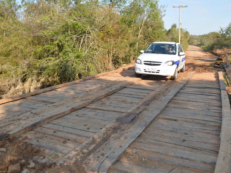Madeiras antigas que davam sustentação à ponte foram trocadas por materiais novos (Fotos: João Alves)