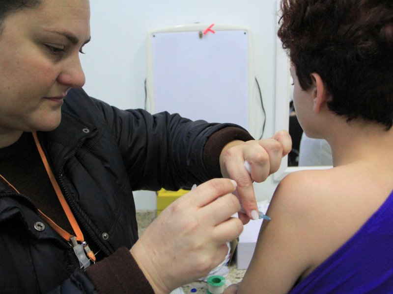 Meninos, meninas e adultos entre 15 e 26 anos podem se vacinar (Foto: Deise Fachin)