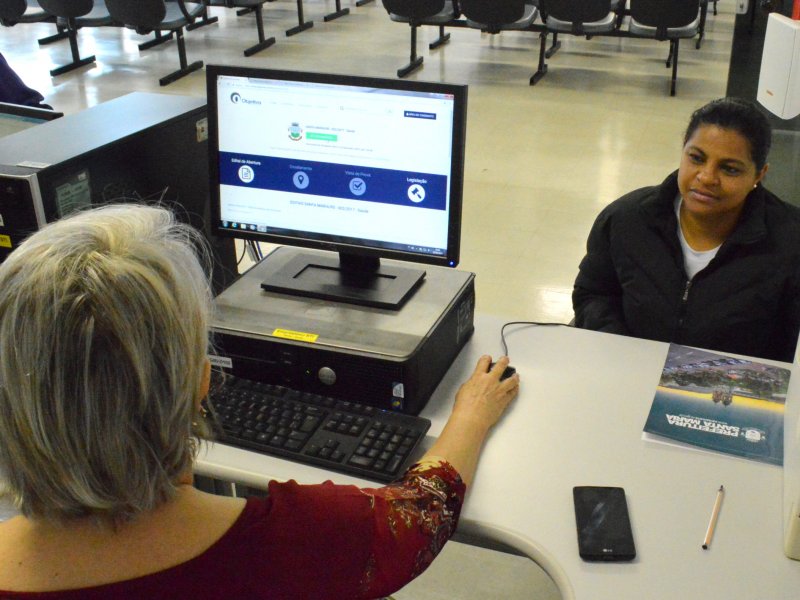 No posto de atendimento instalado no auditório da Prefeitura, é possível realizar inscrição, esclarecer dúvidas e entregar documentos para isenção (Foto: João Alves)