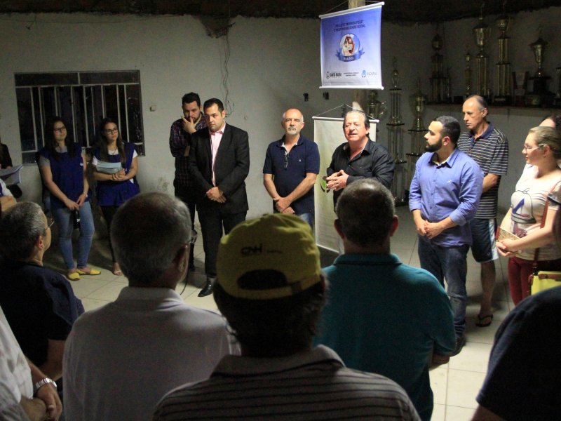 Moradores puderam esclarecer dúvidas sobre a regularização com a equipe do Executivo e da Faculdade de Direito (Foto: Deise Fachin) Moradores puderam esclarecer dúvidas sobre a regularização com a equipe do Executivo e da Faculdade de Direito (Foto: Deise Fachin)