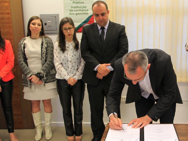 Assinatura que formaliza a cooperação foi realizada na tarde desta terça-feira, junto a representantes do Poder Executivo e defensores públicos (Foto: Deise Fachin) Assinatura que formaliza a cooperação foi realizada na tarde desta terça-feira, junto a representantes do Poder Executivo e defensores públicos (Foto: Deise Fachin)