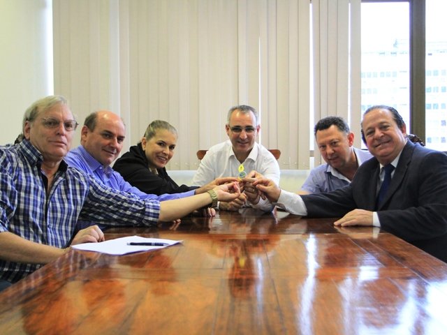  Prefeito Jorge Pozzbom recebeu o coordenador do CVV Santa Maria, Jorge Brandão (Foto: Deise Fachin)