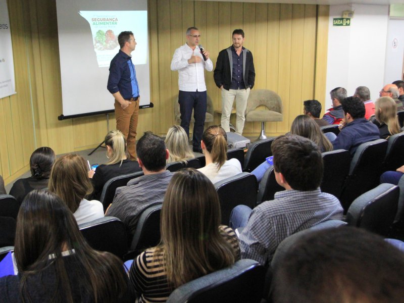 Prefeito Jorge Pozzobom participou da abertura do seminário, que contou com a palestras de três profissionais (Foto: Deise Fachin)