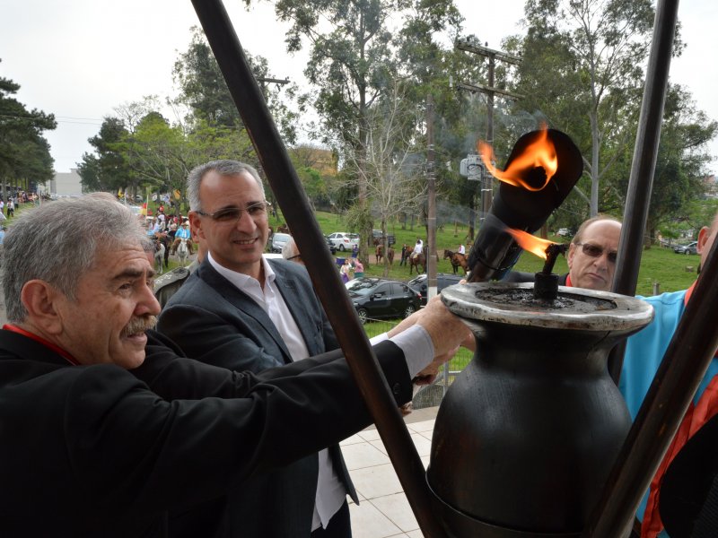 Prefeito Jorge Pozzobom recebeu a centelha do fogo simbólico e a distribuiu para as entidades tradicionalistas (Foto: Ramiro Guimarães) Prefeito Jorge Pozzobom recebeu a centelha do fogo simbólico e a distribuiu para as entidades tradicionalistas (Foto: Ramiro Guimarães)
