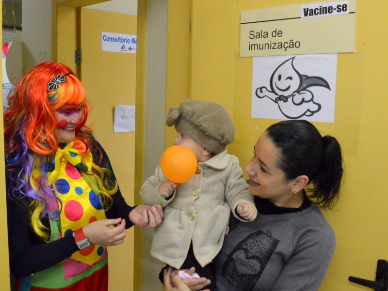 Na ESF Roberto Binato, as crianças foram recebidas com palhaços, pirulitos e Espaço Kids (Foto: João Alves)