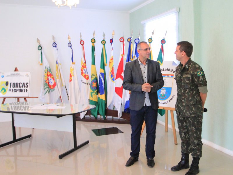 O prefeito Jorge Pozzobom e o comandante do 29º BIB, tenente-coronel Marcus Augusto Bastos Neuvald fizeram a assinatura do convênio na manhã desta terça-feira (Foto: Deise Fachin)