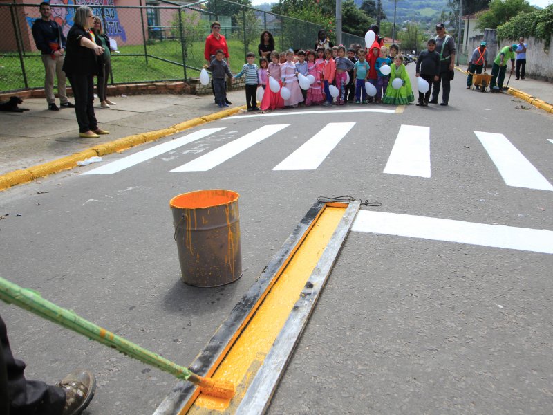 Secretária de Mobilidade Urbana, Sandra Rebelato, participou das atividades em frente à escola (Foto: Deise Fachin)