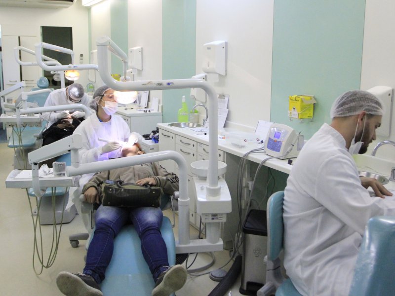 Quatro unidades móveis oferecem exames, consulta oftalmalógica, tratamento odontológico (Foto: Deise Fachin)