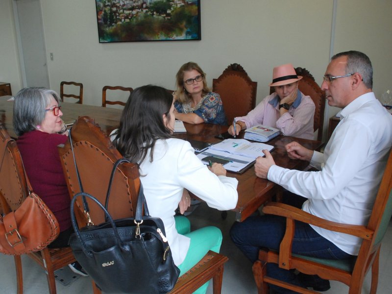 Coordenadores do Sinprosm foram recebidos no gabinete do prefeito (Foto: João Vilnei)
