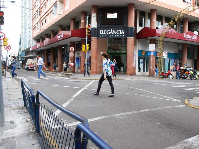 A intenção da Prefeitura é evitar a travessia desordenada local e dar segurança aos pedestres (Foto: João Vilnei)