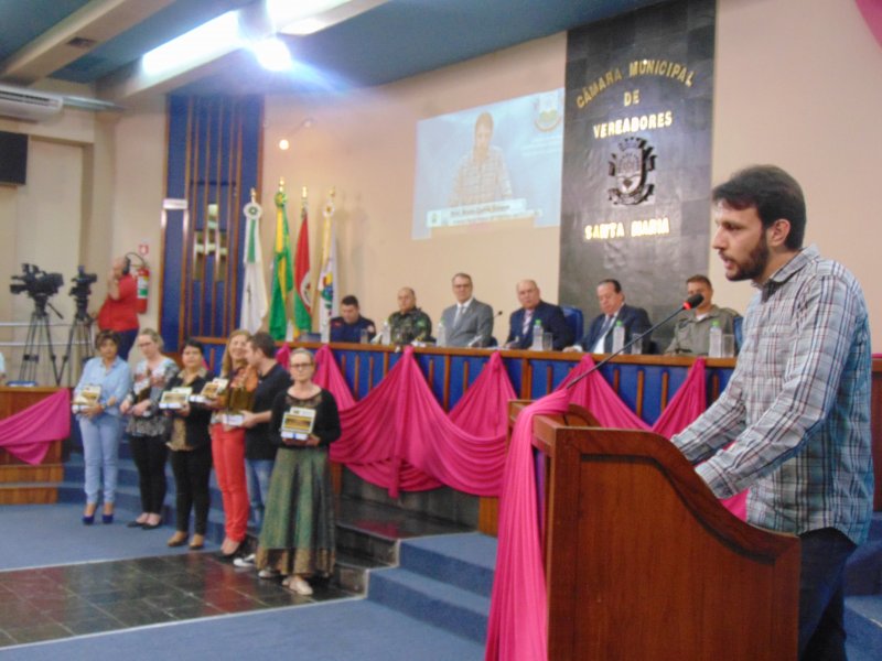 Entrega dos prêmios ocorreu, na terça-feira, em sessão do Legislativo Municipal (Foto: Thassiani Porto)