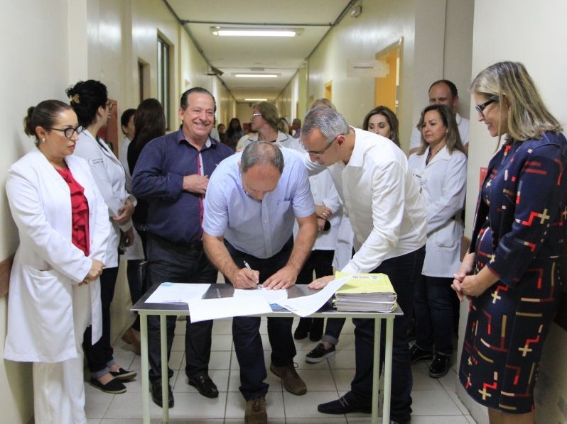 Assinatura do contrato com a empresa responsável pela obra foi realizada no final do mês de setembro (Foto: Deise Fachin)