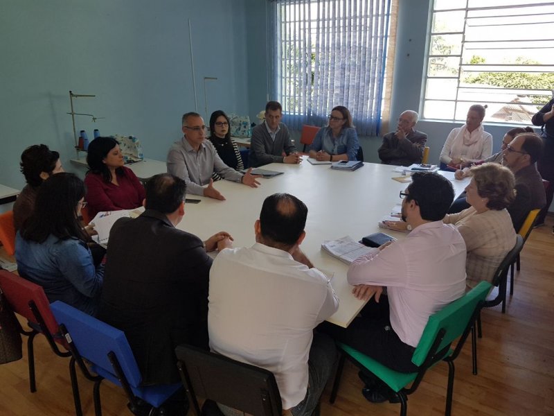 Reunião contou com o prefeito Jorge Pozzobom, secretários de Governo, e representantes do Ministério Público e do Lar de Mirian (Foto: Divulgação/Prefeitura)