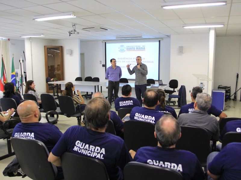 Público acompanhou explanação do prefeito Jorge Pozzobom e do secretário de Finanças, Jean-Pier Esquia (Foto: Deise Fachin)