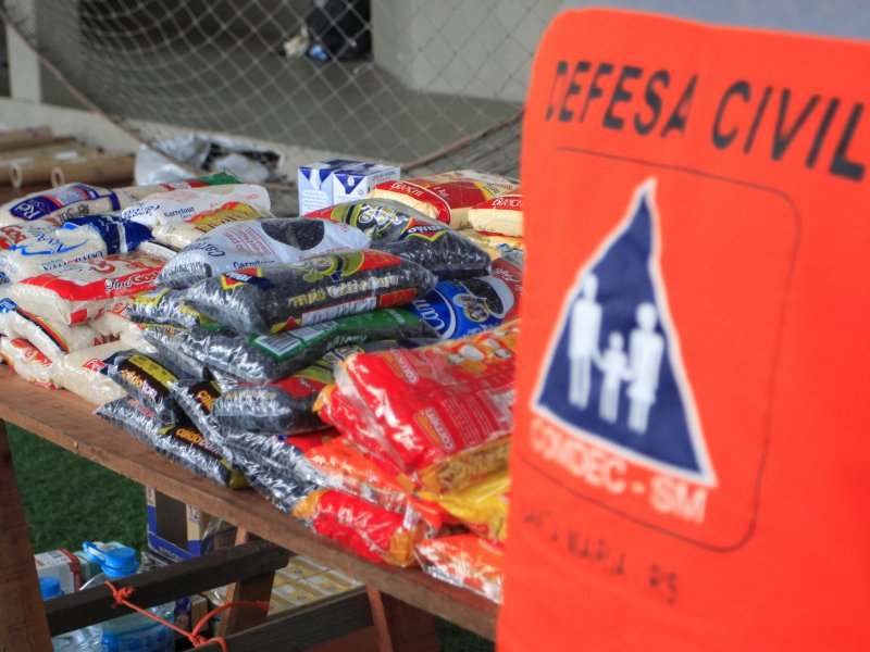 Ponto de arrecadação de alimentos foi montado no Ginásio do Corpo de Bombeiros (fotos: Deise Fachin)