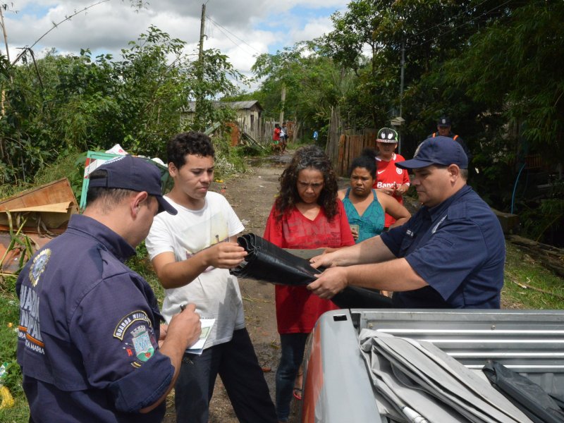 Famílias do Beco da Tela receberam lonas na tarde desta quinta-feira (Foto: João Alves)