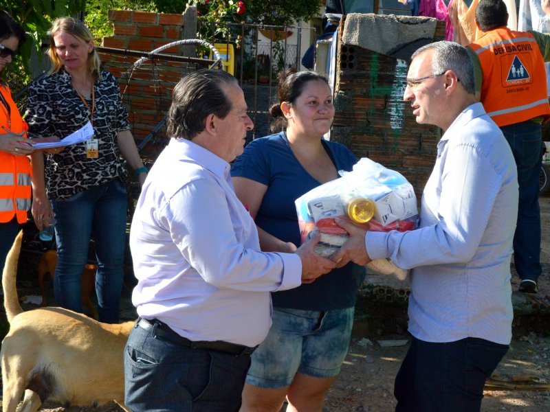 Prefeito Jorge Pozzobom e vice-prefeito Sergio Cechin ajudaram a entregar os donativos à população atingida (Fotos: João Alves)