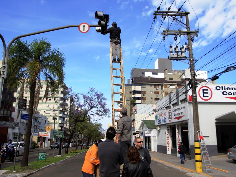 Troca de lâmpadas na sinaleira da Avenida Presidente Vargas com a Rua Floriano Peixoto ocorreu na manhã desta terça-feira (Foto: Deise Fachin)