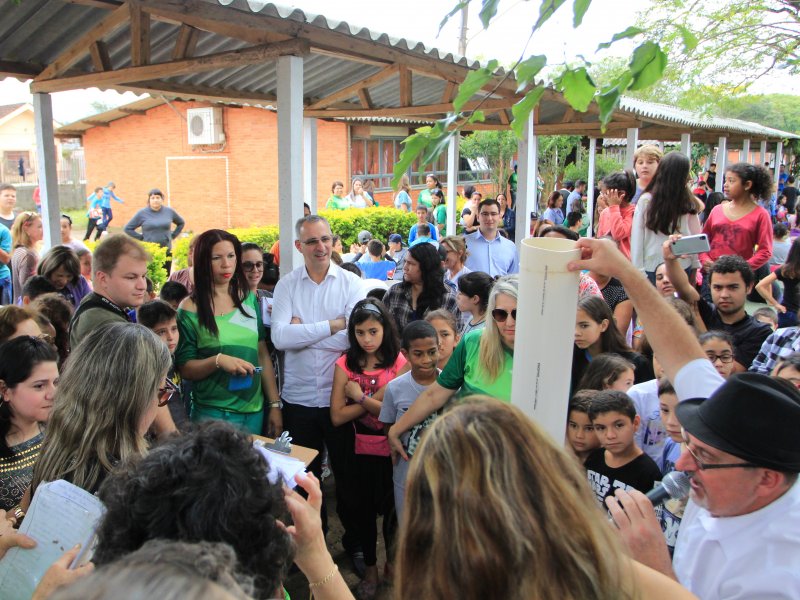Comunidade escolar acompanhou a abertura da cápsula, que foi criada em 2007 (Foto: Deise Fachin) Comunidade escolar acompanhou a abertura da cápsula, que foi criada em 2007 (Foto: Deise Fachin)