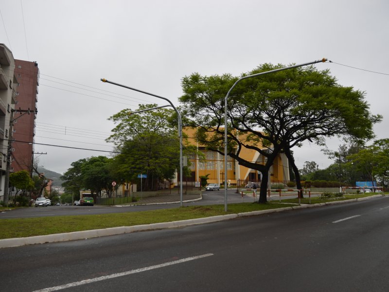 Abertura do cruzamento em frente à Basílica e instalação de semáforo deve ser concluída na terça-feira (Foto: João Alves)