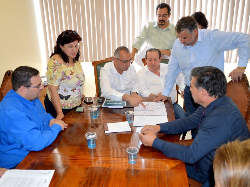 Reunião foi realizada no Gabinete de Governança, com representantes da Prefeitura, de vereadores e da assessoria do deputado federal (Foto: João Alves)